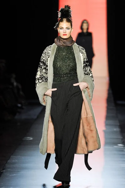 Look 16